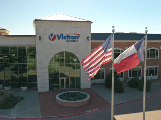 Victron Energy SmartSolar MPPT Controller and Lithium Battery Smart in an off-grid power system.